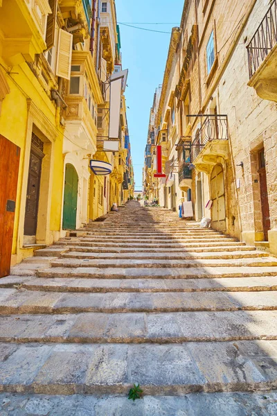 Gå den kuperade St John Street, Valletta, Malta — Stockfoto