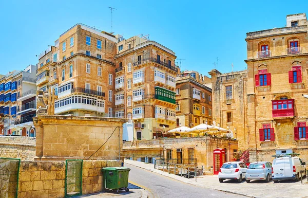 Высокие жилые здания в старом городе, Валлетта, Мальта — стоковое фото