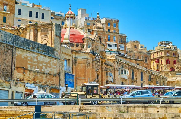 Zábavný vlak v Barriera Wharf ve Vallettě, Malta — Stock fotografie