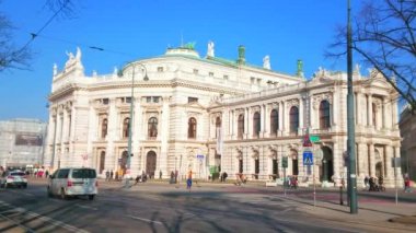  Viyana, Avusturya-17 Şubat 2019: tarihi Burgtheater (tiyatro) önünde yoğun Universitatsring Avenue boyunca parlak kırmızı Vintage tramvay Sürücüler, 17 Şubat Viyana.