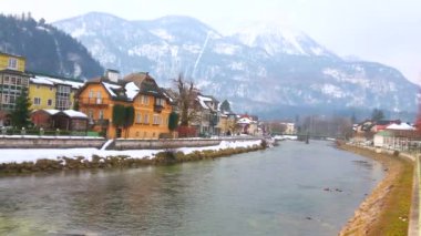 Arka planda karlı Katrin Dağı manzaralı Traun nehrinin kıyısında yatan şehre dikkat edin, Bad Ischl, Salzkammergut, Avusturya.