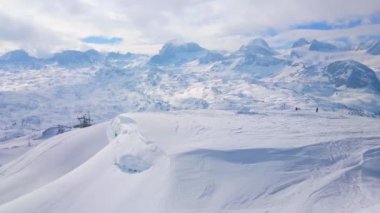 Dachstein Alps Kayak, yatılı, snowshoeing ve diğer spor ve aşırı faaliyetleri Salzkammergut, Avusturya seçkin tatil keyfi kış tatil geçirmek için mükemmel bir yer vardır.