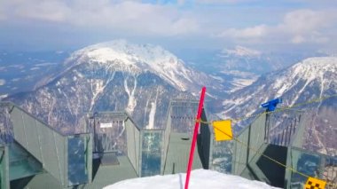 Obertraun, Avusturya-21 Şubat 2019: nefes alıcı beş parmaklar Dachstein Massif Krippenstein Mount kenarında metal ve cam izleme platformu, 21 Şubat Obertraun içinde