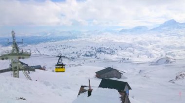 Teleferik kulesinde manzara, sarı gondol sürme ve Krippenstein Dağı 'nın yamaçından Dachstein Alpleri 'nin pitoresk rahatlama, Salzkammergut, Avusturya.