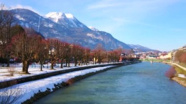 Güzel kış Parkı Traun Nehri kıyısında uzanır, karlı Katrin Dağı arka planda görülür, Bad Ischl, Salzkammergut, Avusturya.