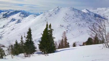 Kayak asansörleri, nazik yamaçlarda, farklı karmaşıklık ve güzel sahne çok sayıda Pistes ağı ile Feuerkogel dağ kış tesisi Panoraması, Ebensee, Dachstein Alps, Salzkammergut, Avusturya.