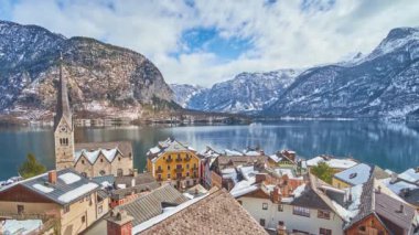 Tarihi konut, Evangelical Parish kilise ve feribot, Hallstattersee Gölü boyunca yüzen ile eski şehir merkezinde görünümü, Hallstatt, Salzkammergut, Avusturya.