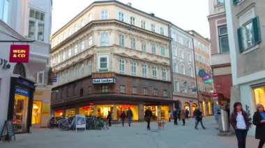 Salzburg, Avusturya-27 Şubat 2019: gece Linzergasse sokak boyunca Walk-şehrin ana alışveriş bölgelerinden biri, 27 Şubat Salzburg.