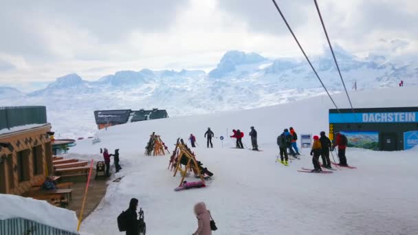 Obertraun Austria Febrero 2019 Grupo Esquiadores Prepara Para Descender Estación — Vídeos de Stock