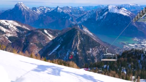 フォイアーコーゲルの赤いトラムに乗ってザルツカンマーグートのダッハシュタイン山塊の見事なアルプスの風景 マウンテンバレーのリフトとトラウン湖 Ebensee オーストリア — ストック動画