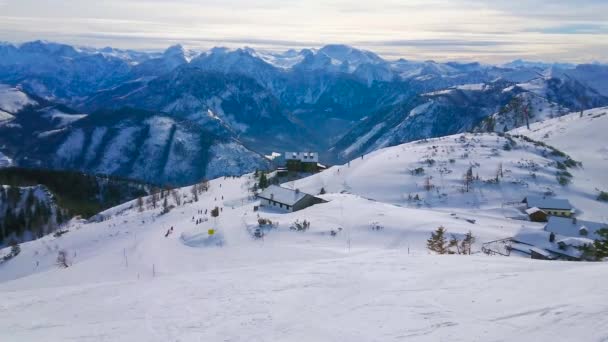 Feuerkogel 山的斜坡上欣赏冬季山区景观 可以欣赏到奥地利萨尔茨卡默古特的活塞 众多滑雪者 骑行缆车和雾蒙蒙的达赫斯坦阿尔卑斯山的迷宫 — 图库视频影像