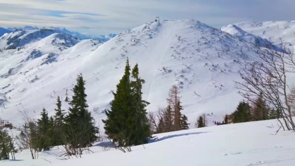 スキーリフト なだらかな斜面 さまざまな複雑さと素晴らしい風景 Ebensee ダッハシュタインアルプス ザルツカンマーグート オーストリアのネットワークとフォイアーコーゲルマウンテンウィンターリゾートのパノラマ — ストック動画