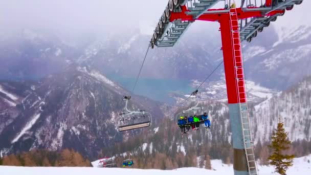 Ebensee Австрия Февраля 2019 Вид Склона Горы Фейеркогель Подъемнике Спортсменами — стоковое видео