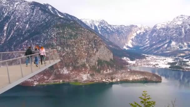Hallstatt Austria Febrero 2019 Los Turistas Disfrutan Del Paisaje Alpino — Vídeo de stock