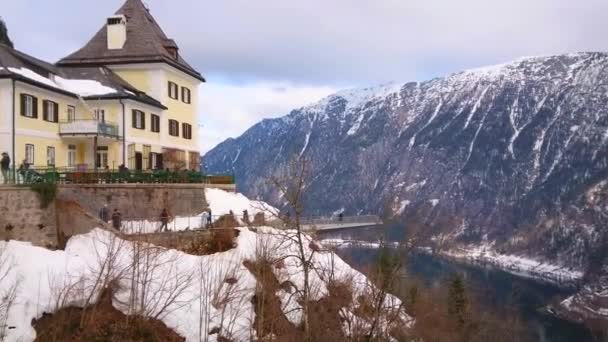 ハルシュタット オーストリア 2019 サルズバーグ山の頂上からのパノラマ ハルシュタットで2月25日に Hallstattersee 湖と雪のようなダッハシュタインアルプスを見下ろす — ストック動画