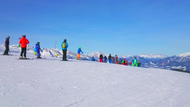 Gosau Áustria Fevereiro 2019 Ponto Partida Lotado Descida Monte Zwieselalm — Vídeo de Stock