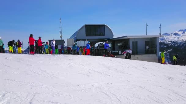 Gosau Austria February 2019 Kerumunan Pemain Ski Bersiap Menuruni Bukit — Stok Video