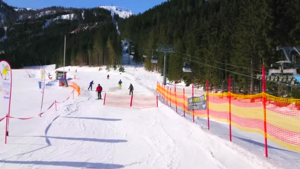 ゴーザウオーストリア 月26日 2019 Zwieselalm から下りのフィンランドラインのスキーヤー ゴーザウで2月26日にパノラマジェットケーブルカーのゴンドラに乗るための眺め — ストック動画
