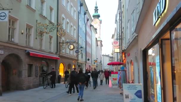 Salzburg Austria Febrero 2019 Concurrida Calle Linzergasse Con Muchas Tiendas — Vídeo de stock