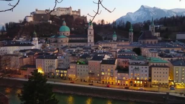 Paisagem Urbana Noturna Salzburgo Antiga Luzes Ofuscadas Colina Kapuzinerberg Localizada — Vídeo de Stock