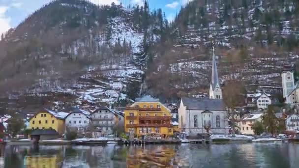 享受沿着哈尔施塔特湖的乘船之旅 欣赏老城区的景色哦 哈尔施塔特 波纹的水域和达赫斯坦阿尔卑斯山的雪坡 萨尔茨堡 奥地利 — 图库视频影像