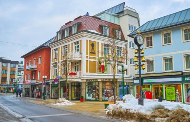 Sütun saati ile streetscape, Bad Ischl, Salzkammergut, aus
