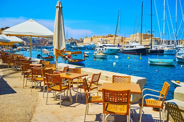 Restauranger vid havet i Senglea, Malta — Stockfoto