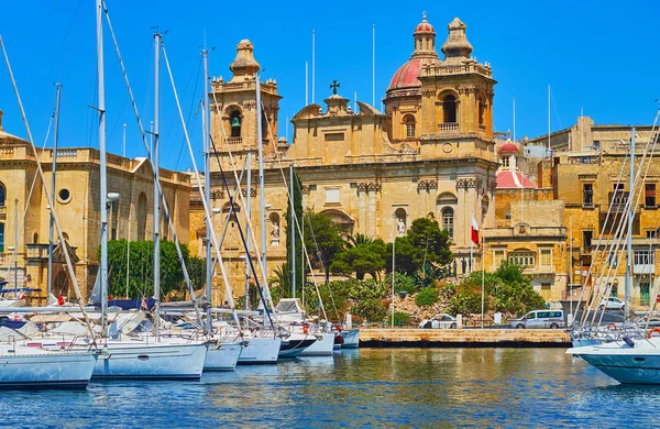 St Lawrence kyrka från havet, Birgu, Malta — Stockfoto