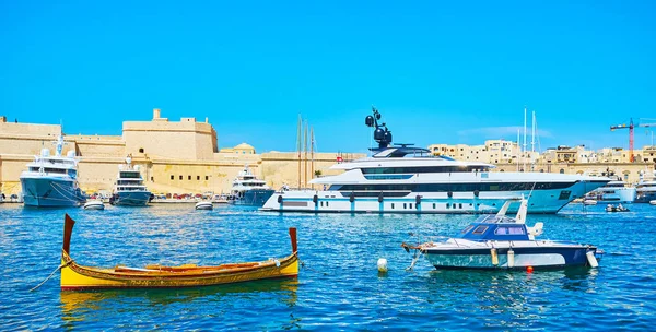 Small luzzu boats and posh yachts in Vittoriosa marina, Senglea, — Stockfoto
