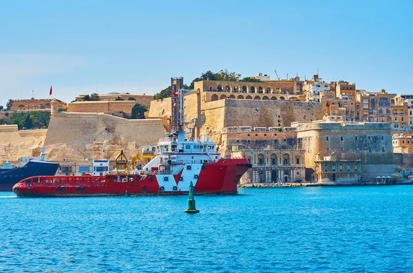 Navio de carga na costa de Valletta, Malta — Fotografia de Stock