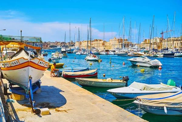 Fiske båtarna vid Senglea Shore, Malta — Stockfoto