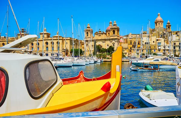 Birgu stadsbilden med gamla båten, Malta — Stockfoto