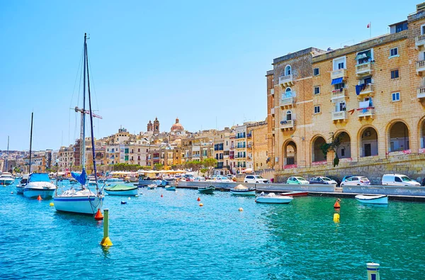 Båtarna längs Senglea Shore, Malta — Stockfoto