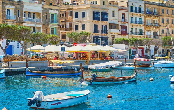 Utomhuscafé på strandpromenaden, Senglea, Malta — Stockfoto