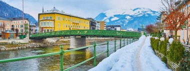 Elizabethbrucke köprüsü ve Traun nehri karlı banka, Bad Ischl,