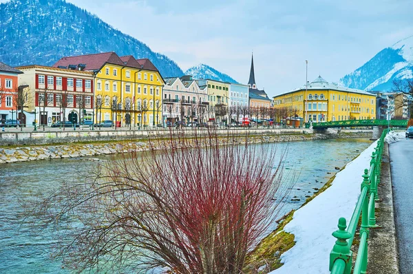 Paseo por el río en Bad Ischl, Salzkammergut, Austria — Foto de Stock