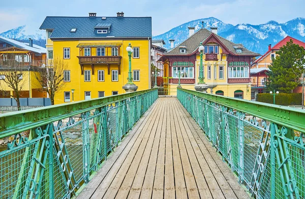 Caminar por el puente de Taubersteg, Bad Ischl, Salzkammergut, Aust — Foto de Stock