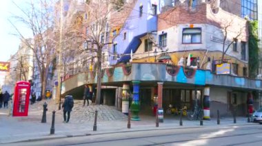 Viyana, Avusturya - 19 Şubat 2019: Porselen sütunlar ve duvarların farklı renkleriile dekore edilmiş seçkin Ekspresyonist tarzda Hundertwasser haus'un köşesi, 19 Şubat'ta Viyana'da.
