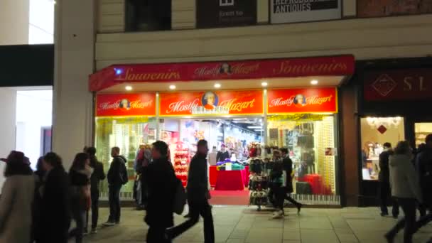 Wenen Oostenrijk Februari 2019 Licht Verlichte Showcase Van Meestal Souvenirwinkel — Stockvideo