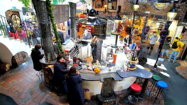 奥地利维也纳 2019年2月19日 2月19日 维也纳的Hundertwasser村内部 有盖的市场 在摊位和手工艺车间与酒廊酒吧 — 图库视频影像