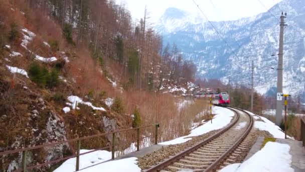 Hallstatt Austria Febrero 2019 Moderno Tren Llega Estación Ferrocarril Hallstatt — Vídeos de Stock