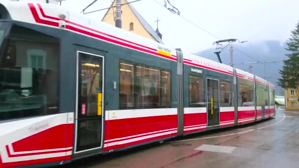 Гмунден Австрия Февраля 2019 Года Трамвай Останавливается Станции Площади Капузинерплац — стоковое видео