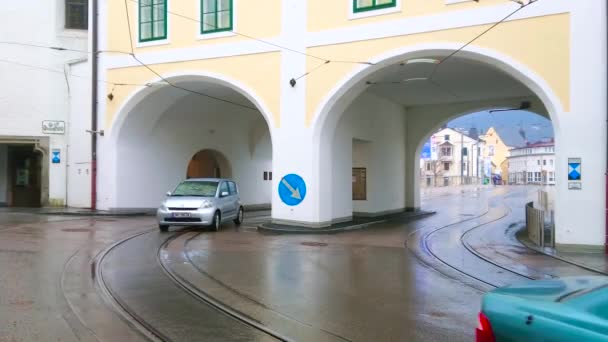 오스트리아 그먼덴 2019년 22일 현대식 트램이 Kammerhofmuseen 건물의 아치를 통과하여 — 비디오