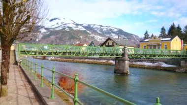 Taubersteg yaya köprüsü Traun nehri, eski doğal villalar, Bad Ischl, Salzkammergut, Avusturya ile kaplı kıyıları bağlanır.
