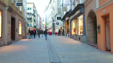 Salzburg, Avusturya - 27 Şubat 2019: Linzergasse street, 27 Şubat'ta Salzburg'da mağazaları, kafeleri ve tarihi yerleri ziyaret eden, her zaman insanlarla dolu, eski kentin ana alışveriş alanlarından biridir.