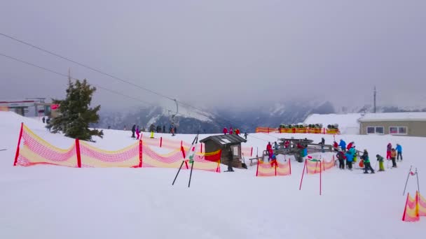 エベンゼー オーストリア 2019年2月24日 子供のスキーゾーン ボタンスキーリフト トレーニングスキートラックの景色を望む霧のフォイエルコゲル山 2月24日にエベンゼーで — ストック動画