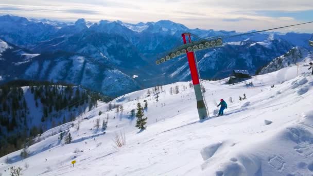 奥地利埃本西 2019年2月24日 雪白的费尔科格尔山坡上与现代升降椅和滑雪者 2月24日在埃本西 — 图库视频影像