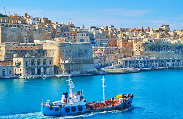 Вантажні судна в Валлетта Гранд-Харбор, Мальта — стокове фото