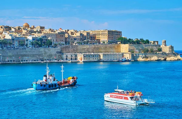 Корабли в Валлетта-Гранд-Харбор, Мальта — стоковое фото