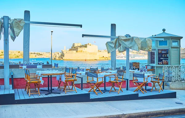 Utomhuskafé i Barriera Wharf, Valletta, Malta — Stockfoto